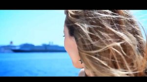 Девочки на пляже вертят формами