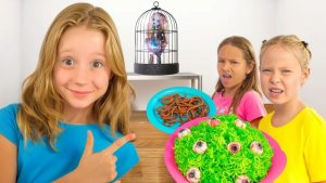 Настя  с друзьями играют в школу Монстр Хай