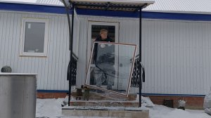 Вторая серия про мягкие окна, мини-столик и крышу для термометра. Жизнь в деревне. Декабрь 2025