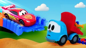 Грузовичок Лева и Экскаватор Капу спасает тренировку Молнии Маквина!