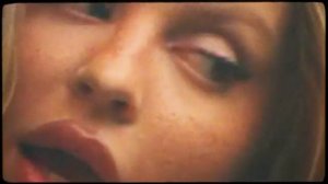 Обалденная девушка в нижнем белье перед зеркалом