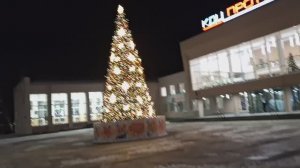 На улице сегодня - 15.Снега нет. Пришли посмотреть городскую ёлку.