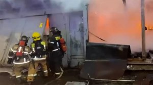 Появились кадры пожара на складе в центре Москвы.