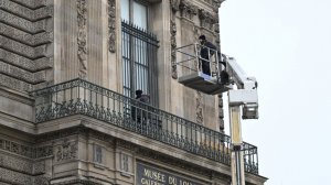 Защитные решетки установили на окна Лувра после скандального ограбления