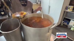 Команда второго ресторанчика в трудах и заботах.  Вкусно и по-домашнему готовят для любимых воинов.