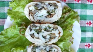Праздничный куриный рулет с аппетитной начинкой. Приготовить не сложно, выглядит нарядно.