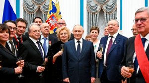 Путин вручил госнаграды музыкантам, артистам и научным деятелям в Кремле