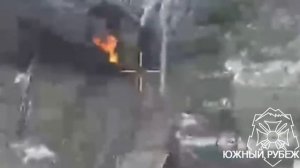 Подразделение БПЛА Южной группировки точным попаданием FPV-дрона уничтожило боевую бронемашину проти