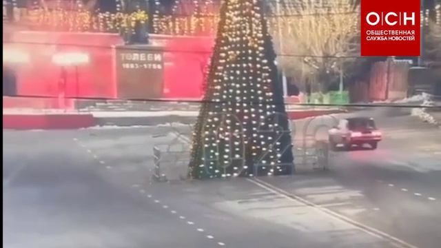 В казахском городе Сарыагаш водитель во время дрифта снёс главную новогоднюю елку смотреть онлайн