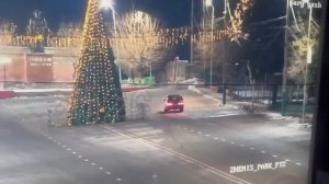Тазовод устроил дрифт и снёс главную новогоднюю ёлку в казахстанском Сарыагаше. Его быстро нашли