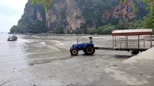 Трактора возят чемоданы и продукты при отливе!