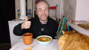 обед с Рыжулей. нарядил коту ёлочку, а он её ест. мукбанг. обжор. еда на камеру. диета. шизофрения.