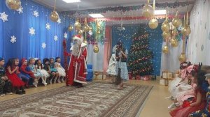 Баба Яга на утреннике.