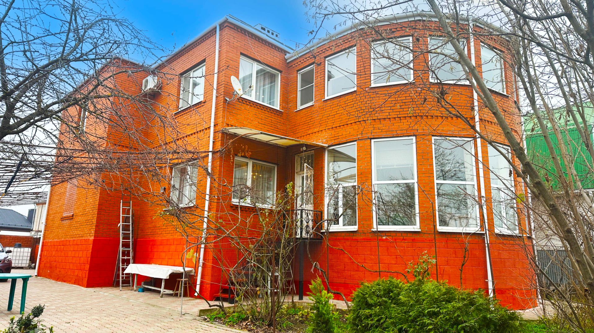 Просторный дом для большой семьи с выходом к реке смотреть онлайн