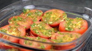 Нарезаю помидоры кружочками и добавляю горчицу. Вкуснейшая закуска из помидоров!