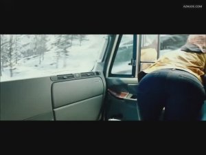 Меган Фокс демонстрирует свою попу в джинсах