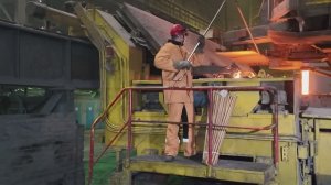 Работники ОЭМК получили костюмы, которые защищают от жара и поднимают настроение