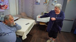 НЕДОВОЛЬНАЯ ПЕНСИОНЕРКА СТАНЦЕВАЛА ТАНЕЦ ПЕРЕД МУЖЕМ ПОЛУЧИВ ПОДАРОК ОТ ДЕДА МОРОЗА НА НОВЫЙ ГОД2026