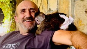 Финик дразнит Анфису через стекло, а она машет Владу ручками)