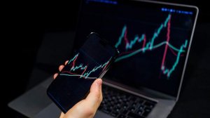 Торги в секции срочного рынка на Петербургской бирже приостановлены