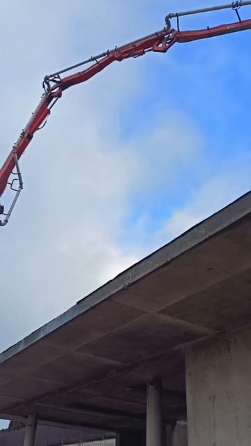 Наш автобетононасос на строительстве коттеджа