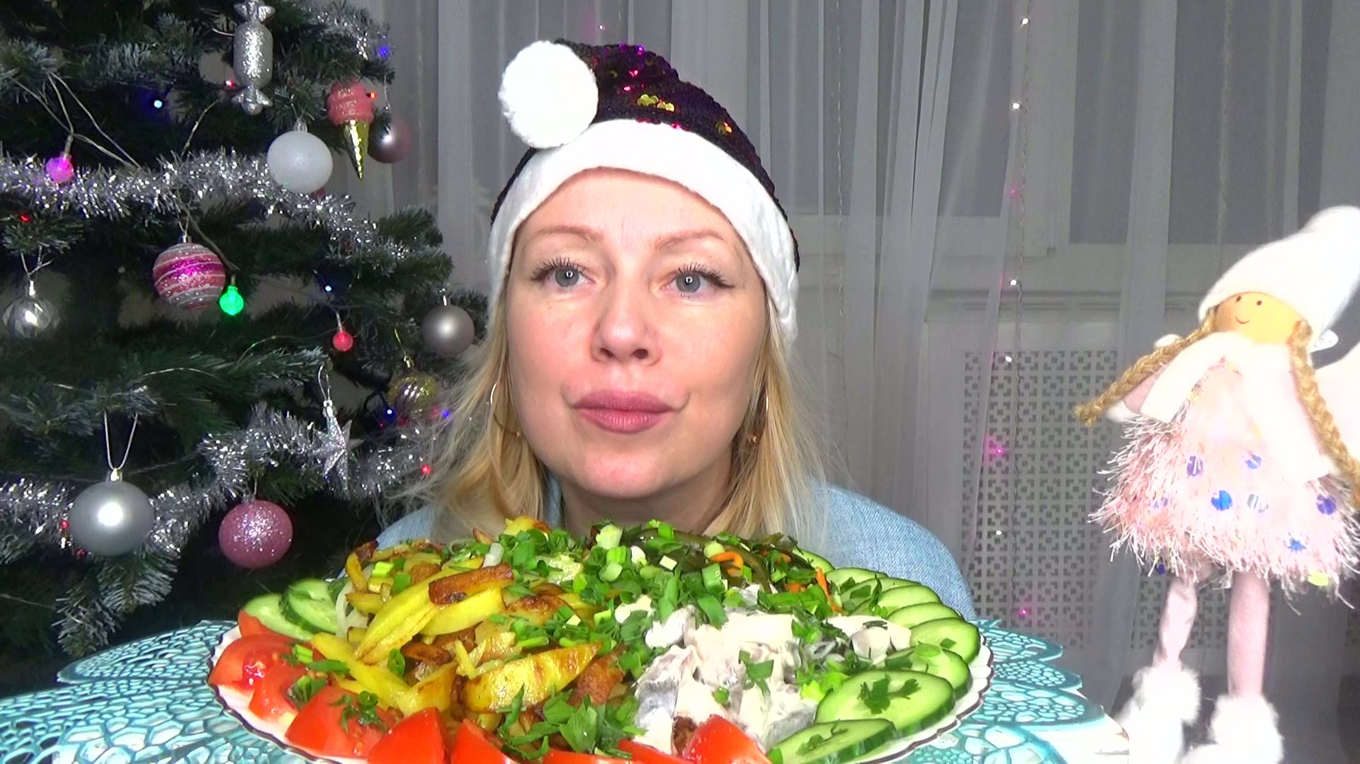 Мукбанг картошка жареная, селедка в майонезе, салат из морской капусты, овощи. Еда. смотреть онлайн