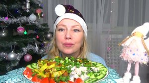 Мукбанг картошка жареная, селедка в майонезе, салат из морской капусты, овощи. Еда.