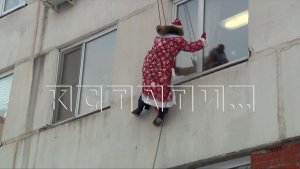 Спасатели и пожарные на один день превратились в Дедов Морозов и поздравили юных пациентов