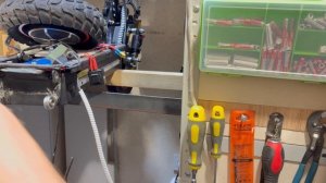 Установка подшипников на ось заднего маятника.