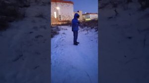 взрываем петарды с друзьями