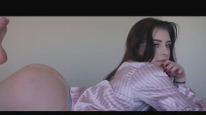 Девочка в постеле разделась эротика