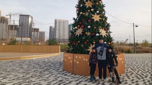 Восьмиметровая новогодняя инсталляция Шишка на Набережной прогулка в парк Левобережье Ростов-на-Дону