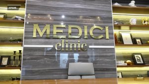 УГОЛОВНОЕ ДЕЛО ПЛАСТИЧЕСКОГО ХИРУРГА КЛИНИКИ «МЕДИЧИ» ПЕРЕДАЛИ В СУД