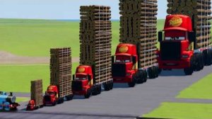 Большой и маленький грузовик Mack с высоким прицепом для перевозки бревен против поезда