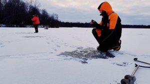 Какое-то озеро, живец, мормышка, блесна.