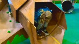 Настя и Папа поехали покупать продукты для Мамы