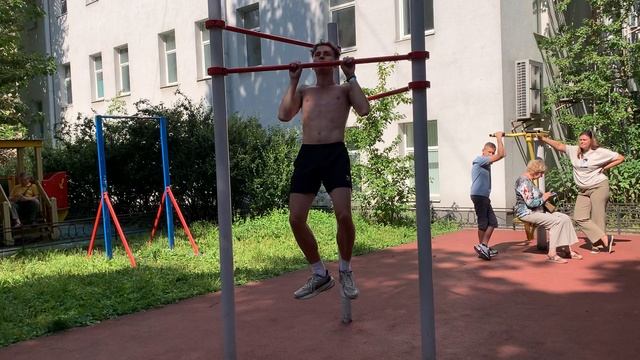 俄罗斯男子在圣彼得堡做引体向上，力求成为更优秀的马拉松跑者 || 让我们一起努力吧 :) смотреть онлайн