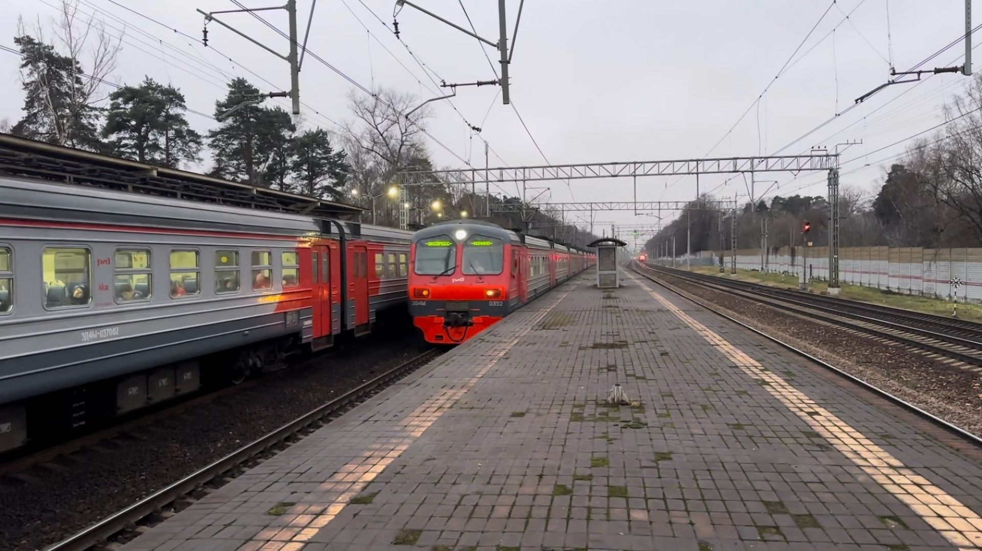 «Встреча!» Электропоезда «Иволга-4.0» ЭГЭ2ТВ и ЭД4М-0370 и 0352 на пл.Тайнинская, декабрь 2025 года смотреть онлайн