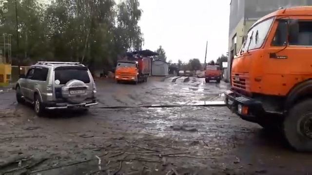 Mitsubishi Pagero тянет Камаз.