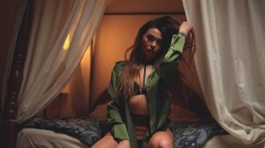 Девушка  раздевается в спальне эротика