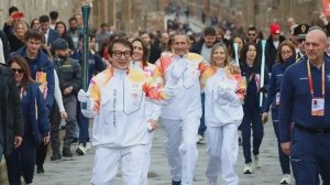 Джеки Чан принял участие в эстафете олимпийского огня и тараним машину бандитов.