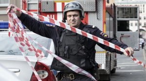 Неизвестные бросили взрывное устройство в машину Экипажа ДПС на Елецкой улице в Москве.