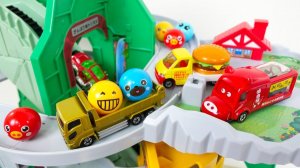 СТРОИМ ГОРКУ ДЛЯ ШАРИКОВ С ИГРУШКАМИ КАТАЕМ ШАРИКИ ВИДЕО ДЛЯ ДЕТЕЙ ДЕТСКИЙ КАНАЛ ИГРАЛКИ-ЗАЛИПАЛКИ