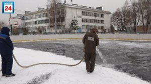 Спортплощадки с прорезиненным покрытием в Абакане станут катками-специалисты приступили к их заливке