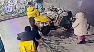 В Подмосковье нашли курьеров, которые перевозили детей на электровелосипедах в термосумках для еды.