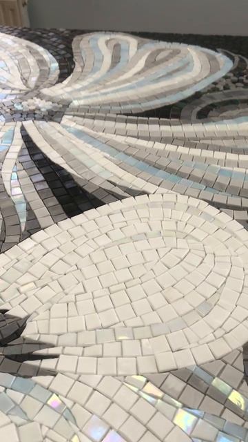 Панно из мозаики для ванной комнаты "Черно-белый декор".