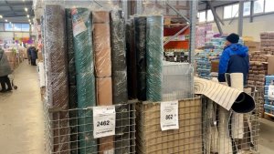 В Светофоре классные завалы посуды! Много новинок для кухни. Красивые тарелки, кружки, кастрюли.