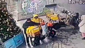 Курьеры перевозили детей в сумках на электросамокатах в Люберцах. Полиция начала проверку.