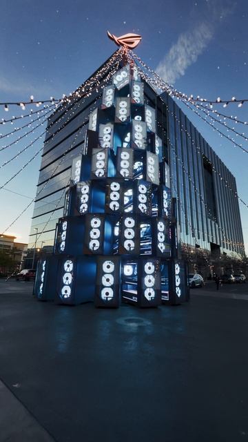 🎄 Илья Сигачев порадовал новогодней инсталляцией из ROG G700! Забрали бы частичку с собой?🤩😏 смотреть онлайн