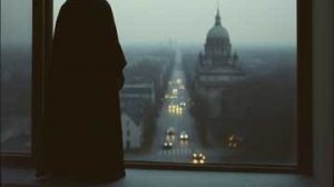 Серых домов тень.